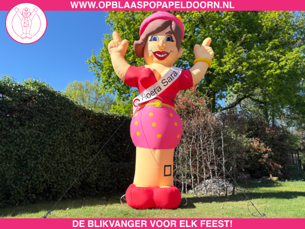 Sarah opblaasfiguur 50 jaar tuin