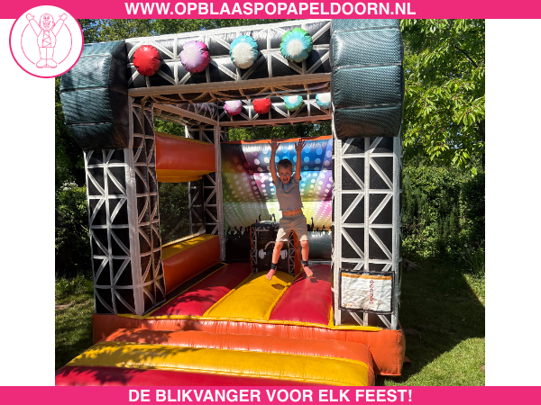 Springkussen huren 2 Kind springt op springkussen